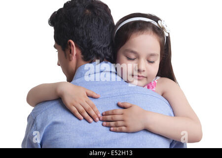 Liebevolle Umarmung Vater des Mädchens vor weißem Hintergrund Stockfoto