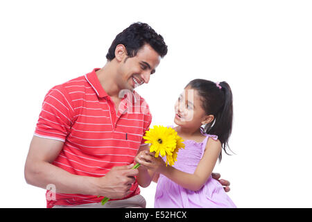 Glücklicher Vater Tochter über weißem Hintergrund Sonnenblumen verleihen Stockfoto