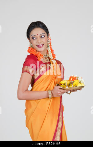 Südindische Frau hält ein thali Stockfoto