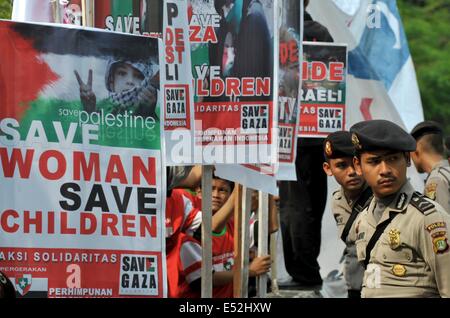 Jakarta, Indonesien. 18. Juli 2014. Indonesische Polizisten bewachen eine Kundgebung fordern ein Ende der israelischen Angriffe im Gaza-Streifen vor US-Botschaft in Jakarta, Indonesien, 18. Juli 2014. Die indonesische Regierung hat bereits verurteilt den israelischen Militäroffensive im Gaza-Streifen und 1 Million US-Dollar Aids Palästina versprach. Bildnachweis: Agung Kuncahya B./Xinhua/Alamy Live-Nachrichten Stockfoto