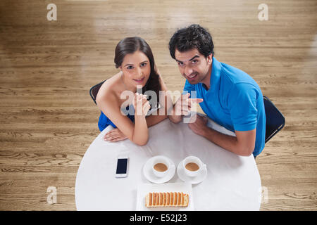 Hohen Winkel Porträt des Paares zeigen bei Kaffee im café Stockfoto