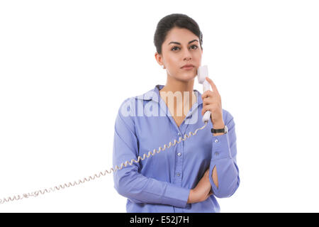 Nachdenklich Geschäftsfrau mit Telefonhörer auf weißem Hintergrund Stockfoto