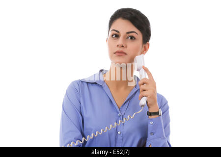 Nachdenklich Geschäftsfrau mit Telefonhörer auf weißem Hintergrund Stockfoto