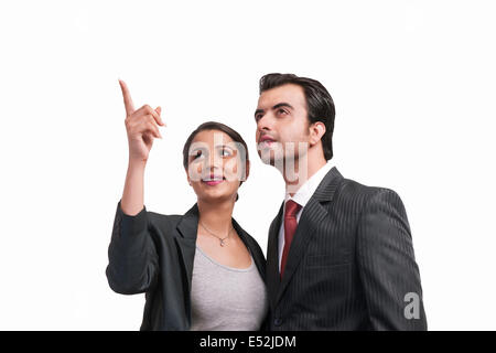 Schöne Geschäftsfrau zeigt etwas an Kollegen auf weißem Hintergrund Stockfoto