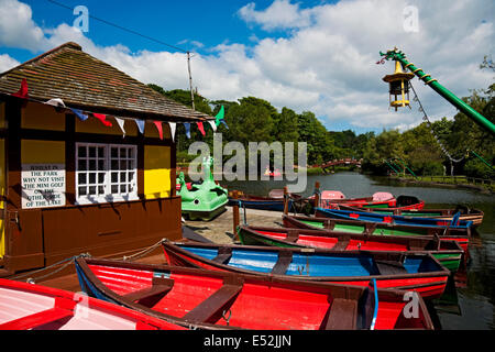 Boote zur Miete im Sommer Peaseholm Park North Bay Scarborough North Yorkshire England Großbritannien GB Großbritannien Stockfoto