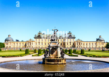 Brunnen vor Drottningholms Slott (Königspalast) außerhalb von Stockholm, Schweden Stockfoto