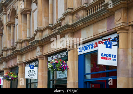 Nahaufnahme der Geschäfte Mit Hängenden Schildern außerhalb des Victoria Shopping Center Harrogate North Yorkshire England Großbritannien GB Großbritannien Stockfoto