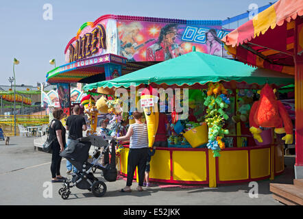 Besucher, die den Jahrmarkt im Sommer besuchen Bridlington Seafront East Yorkshire England Großbritannien Großbritannien Großbritannien Großbritannien Großbritannien Großbritannien Großbritannien Großbritannien Großbritannien Großbritannien Großbritannien Großbritannien Großbritannien Großbritannien Großbritannien Stockfoto