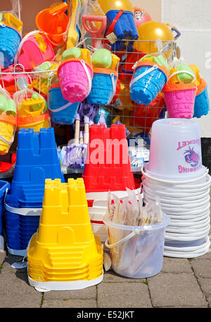 Nahaufnahme von Plastikeimern und Spaten vor dem Geschäft Shop Kinder Strand Strandspielzeug Bridlington East Yorkshire England Großbritannien Großbritannien Großbritannien Großbritannien Großbritannien Großbritannien Großbritannien Großbritannien Stockfoto