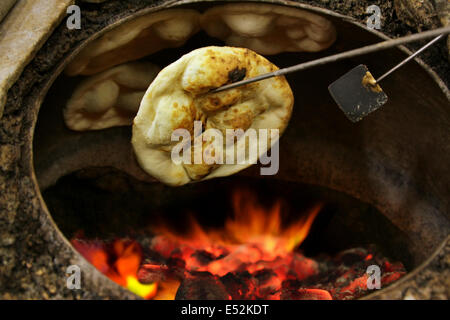 Frische tandoori Roti im Ofen gebacken Stockfoto