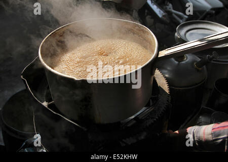 Tee kochen im Topf am Marktstand Stockfoto