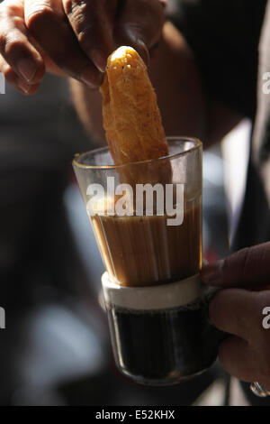 Bild von Hand eintauchen Khari in Tee beschnitten Stockfoto