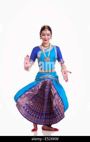 In voller Länge Portrait von schönen Bharat Natyam Tänzerin bei über weißem Hintergrund Stockfoto