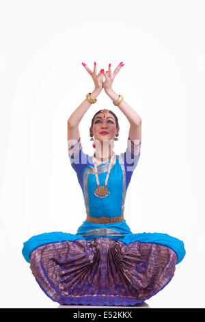 Volle Länge des schönen Bharat Natyam Tänzerin bei über weißem Hintergrund Stockfoto