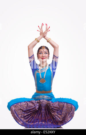 Gesamte Länge der jungen Frau, die Durchführung von indischen Bharat Natyam-Tanz auf weißem Hintergrund Stockfoto