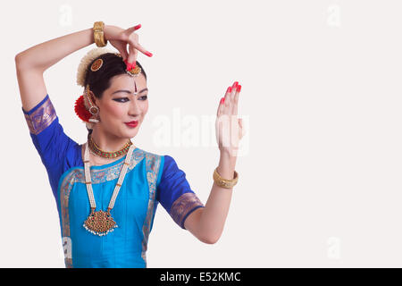 Frau, die Durchführung von Bharatanatyam klassischer Tanz Indiens auf weißem Hintergrund Stockfoto