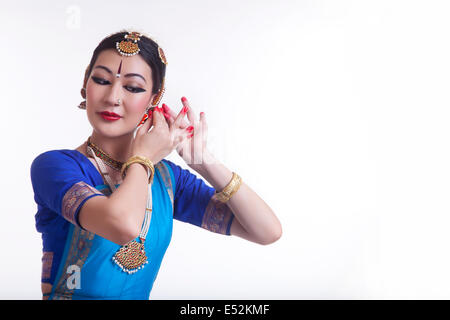 Schönen Bharat Natyam Tänzerin bei über weißem Hintergrund Stockfoto