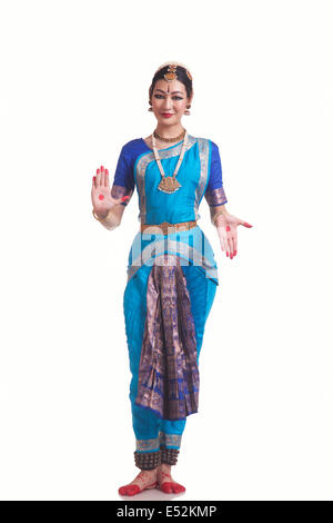 In voller Länge Portrait Frau in Bharatanatyam Haltung auf weißem Hintergrund Stockfoto