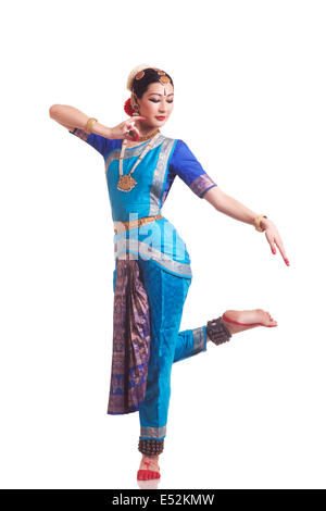 Gesamte Länge der klassischen Tänzerin Bharatanatyam auf weißem Hintergrund durchführen Stockfoto