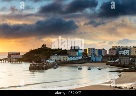 Sonnenuntergang über der Pembrokeshire Coastal Stadt Tenby, South Wales. UK Stockfoto
