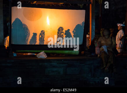 Denpasar, Bali, Indonesien.  Wayang Kulit (Schatten-Marionette) Leistung, Pura Jagatnatha Tempel. Stockfoto