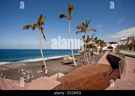 Promenade und dem schwarzen Strand in Puerto Naos, La Palma, Kanarische Inseln, Spanien, Europa Stockfoto