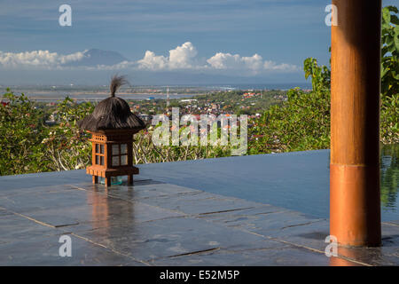 Bali, Indonesien.  Blick nach Norden in Richtung Gunung Batur Vulkan von Bukit Halbinsel. Stockfoto