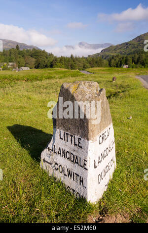 Eine alte Straßenschild im Langdale Valley, Lake District, Großbritannien. Stockfoto