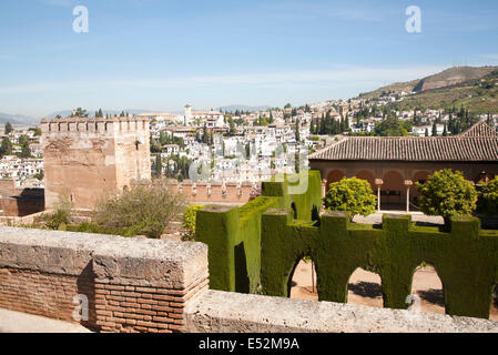 Blick auf die Alhambra zu maurischen Häusern im Stadtteil Albaicín in Granada, Spanien Stockfoto
