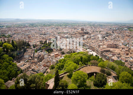 Blick auf Innenstadt und historischen maurischen Bauwerke im Albaicin Bezirk von Granada, Spanien gesehen von der Alhambra Stockfoto