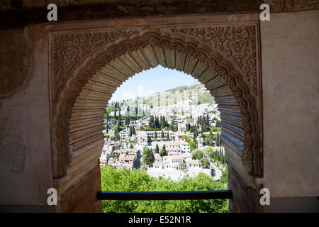 Blick durchs Fenster Torbogen der Alhambra zu maurischen Häusern im Albaicin Bezirk von Granada, Spanien Stockfoto