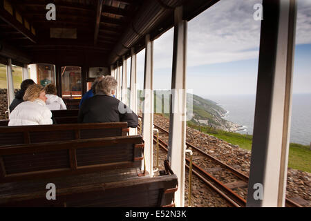 Isle Of Man, Manx Electric Railway, Passagiere in offenen Wagen an Dhoon Stockfoto