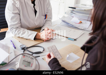 Arzt verschreibt Medikamente für Patienten Stockfoto