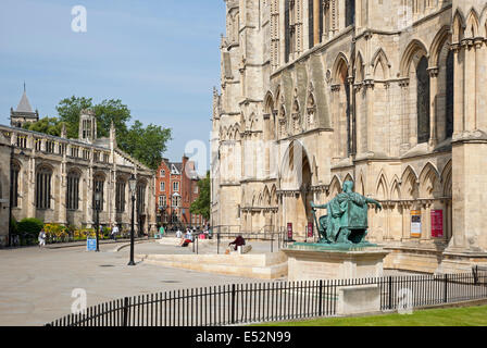 Menschen Touristen Besucher am Südtransfer des Münster Und piazza im Sommer York North Yorkshire England UK United Großbritannien GB Großbritannien Stockfoto