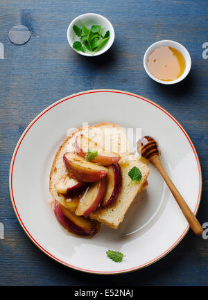 Toast mit Pfirsichen und butter Stockfoto