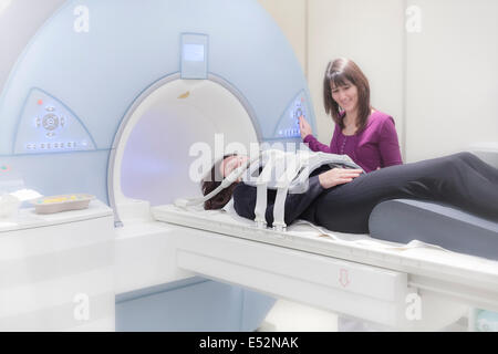 Krankenschwester, die Unterstützung einer Patientin für MRT-scan Stockfoto