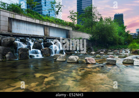 Cheonggyecheon Stream läuft durch das Zentrum von Seoul, Südkorea. Stockfoto