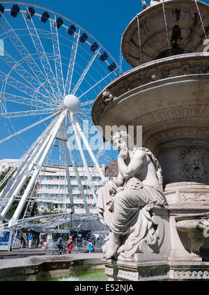 Historische Brunnen mit Riesenrad, Budapest, Ungarn Stockfoto