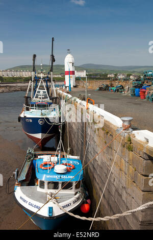Isle Of Man, Port St. Mary, Hafen, Angelboote/Fischerboote vertäut am Kai unterhalb Leuchtturms Stockfoto