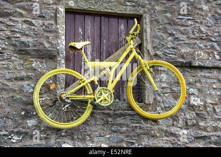 Gelbe gespritzte Fahrrad auf einer Scheune anlässlich der Tour De France Besuch in Yorkshire, Juli 2014, England, UK Stockfoto