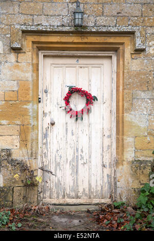 Adventskranz auf alte Hütte Tür, Cotswolds, England, UK Stockfoto