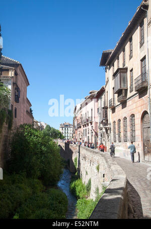 Historische Gebäude auf Carrera del Darro vom Fluss Rio Darro, Granada, Spanien Stockfoto