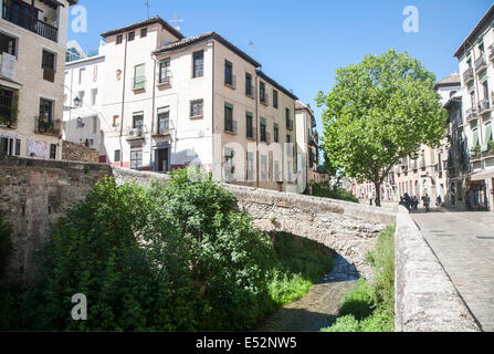 Historische Gebäude auf Carrera del Darro und alte Brücke über den Fluss Rio Darro, Granada, Spanien Stockfoto