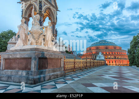 Albert Memorial und Royal Albert Hall, Blick vom Hyde Park, London, England Stockfoto
