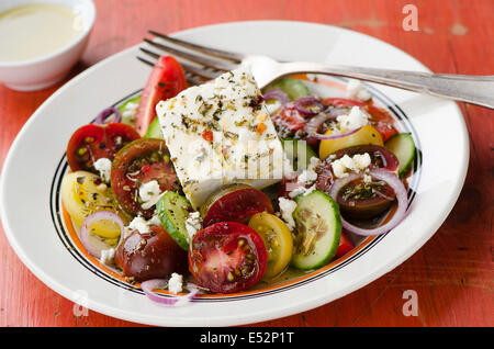 Griechischer Salat mit Feta-Käse Stockfoto