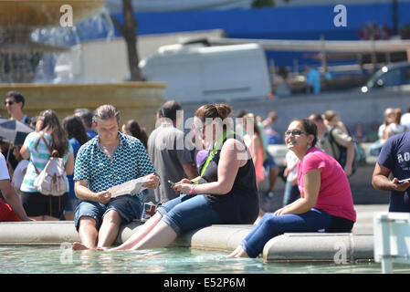 Trafalgar Square, London, UK. 18. Juli 2014. Abkühlung in den Trafalgar Square Brunnen bei heißem Wetter. Bildnachweis: Matthew Chattle/Alamy Live-Nachrichten Stockfoto