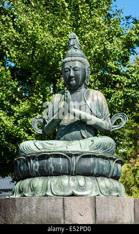 Statue eines sitzenden Buddha am Sensoji Tempel in Tokio. Stockfoto