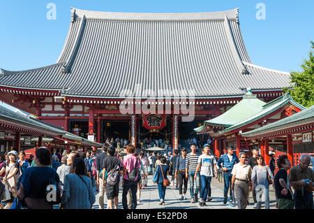 Touristen und Buddhisten gleichermaßen Wandern das Gelände des Sensoji-Tempel in Asakusa Bezirk von Tokio, Japan. Stockfoto