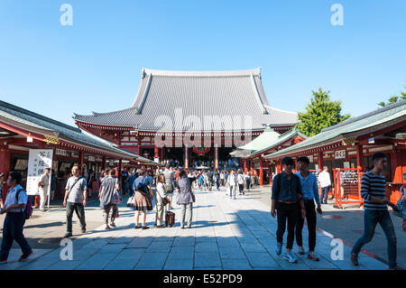 Touristen und Buddhisten gleichermaßen Wandern das Gelände des Sensoji-Tempel in Asakusa Bezirk von Tokio, Japan. Stockfoto