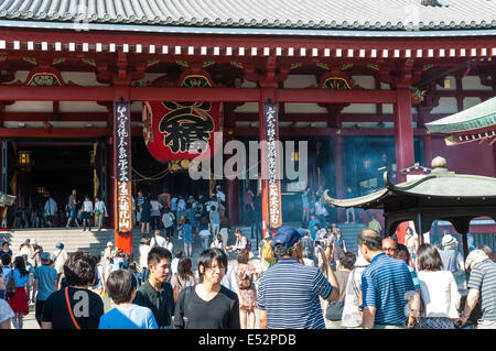 Touristen und Buddhisten gleichermaßen Wandern das Gelände des Sensoji-Tempel in Asakusa Bezirk von Tokio, Japan. Stockfoto